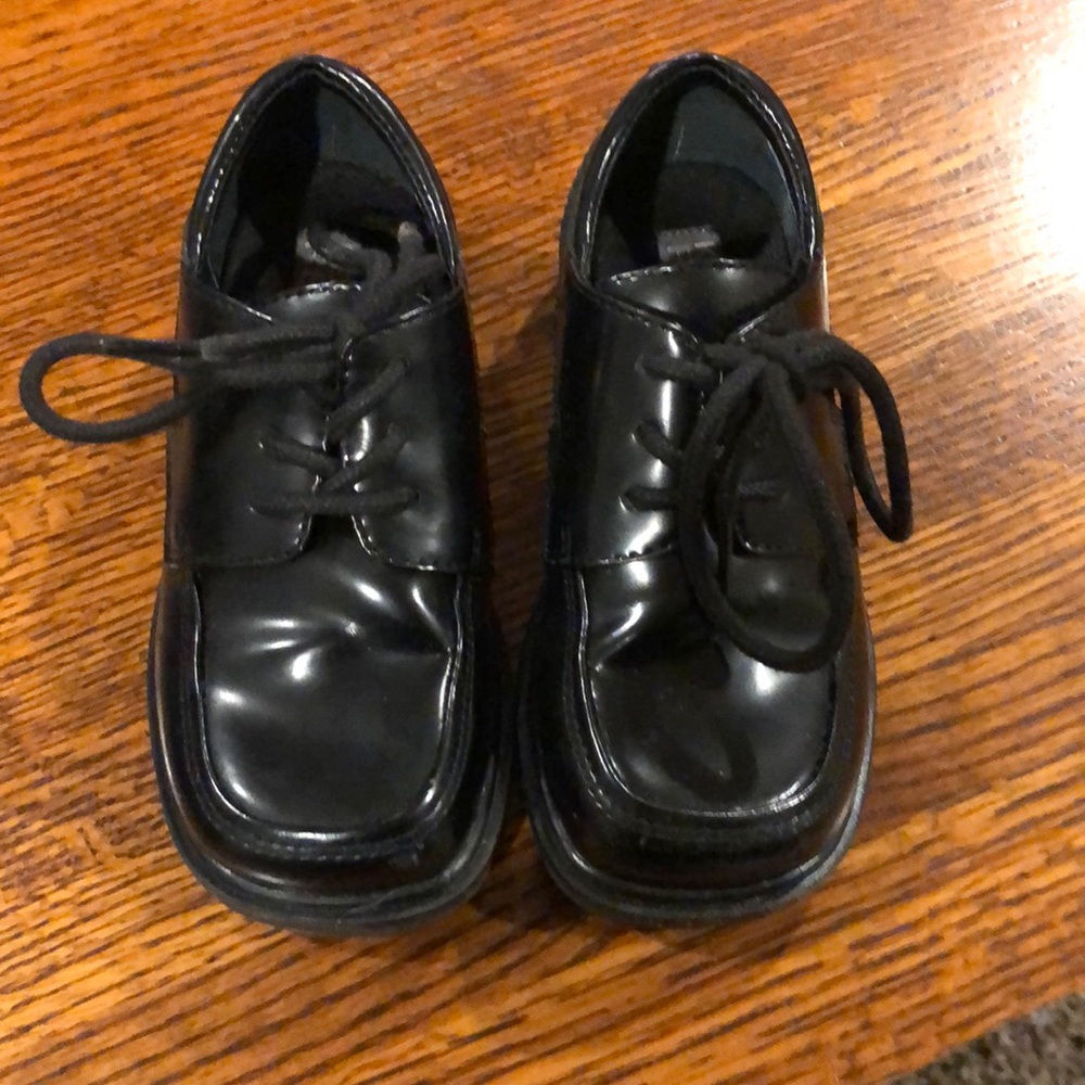 Kenneth Cole black leather dress shoes